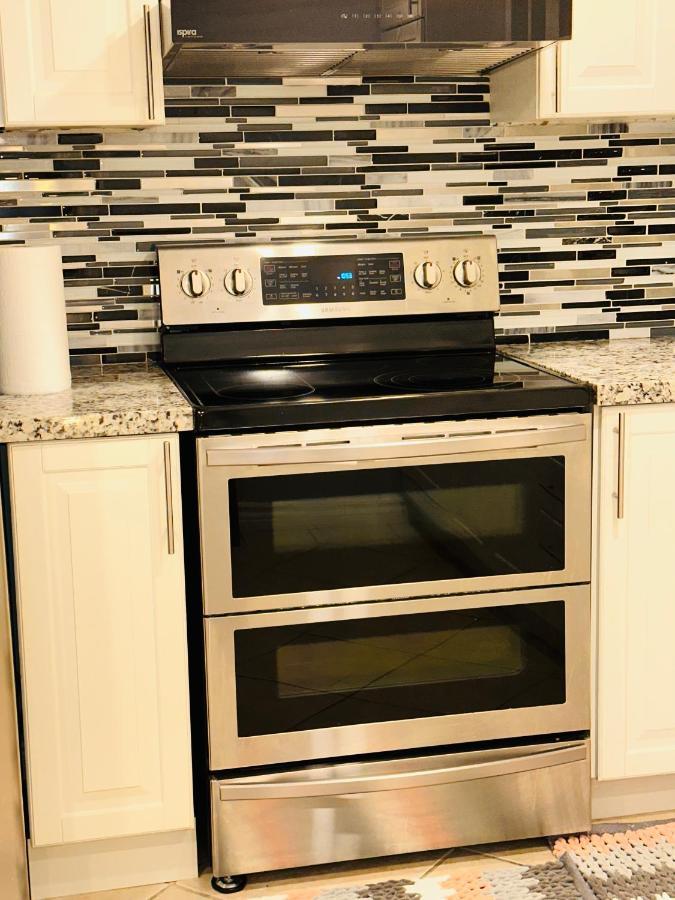 Deluxe Double Room- Hazel Stays Mississauga Ngoại thất bức ảnh